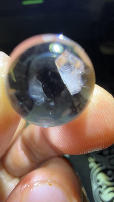 13.8mm天然冰洲石水晶單珠，打光有完整的雙子鏡像。晶體清