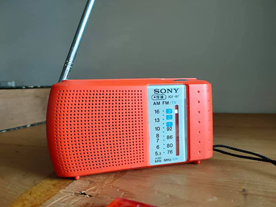H 經典橘色 太空 Sony 攜帶型電池 口袋收音機 . 整體外觀 完整漂亮 收訊清楚  . 音質非常大聲 實測影片如附