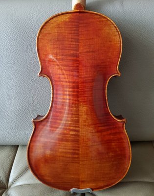 非常非常難得的一把手工中提琴，正常成人155公分以上至170公分皆可使用，此為二手15.5吋中提琴，原主人目前轉修小提琴