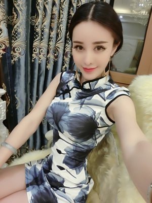 【 Angela ViVi 】韓版 優雅名媛風水墨花樣旗袍氣質印花顯瘦合身貼身短袖包臀洋裝 藍色 S/M