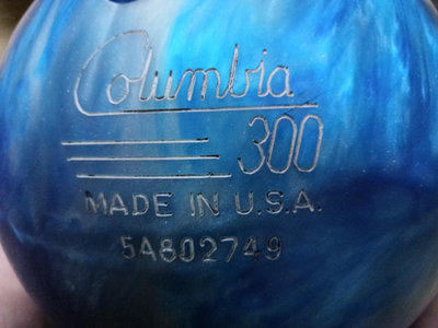 自售《美國進口保齡球哥倫比亞C300品牌WD飛碟球含球鞋》玩家的最愛11磅 附提袋架防塵套 26碼球鞋及滑粉 全套便宜廉售999元 最好自取試用試穿