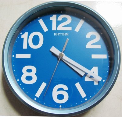 【神梭鐘錶】RHYTHM CLOCK 日本麗聲時尚天藍色大數字靜音用石英圓掛鐘.座鐘 型號：CMG890GR04