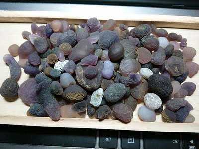 【巽玉閣】阿拉善戈壁紫羅蘭筋脈瑪瑙混合原石散石一批-散石,珠子,奇石,DIY