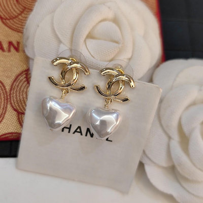 Chanel新品 雙C宋茜同款小香字母愛心珍珠耳釘耳環 logo字印愛心 搭配 常日常百搭的一款 簡單實用 NO80360