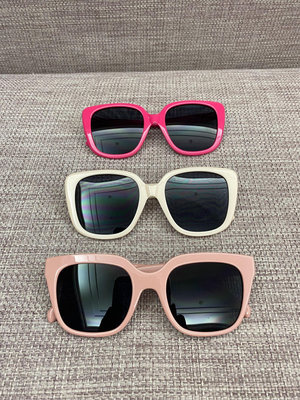 全新￼方框太陽眼鏡。乾燥玫瑰粉。桃紅色。米白色