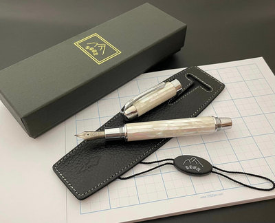 老山羊鋼筆#大鵬灣珍珠貝 裝德國書法鈦尖 7500元。 再送經典款原子筆一支