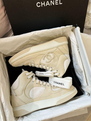 97新 外觀完好 Chanel  香奈兒 爆人氣款 米色 增發 厚底鞋 高筒 休閒鞋 尺寸38號 配件：鞋盒、防塵套、緞帶 原價45000 甜價出售