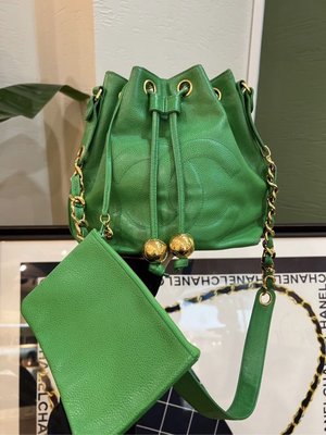 Chanel vintage 綠金荔枝皮大logo金球抽繩水桶包。很稀有的顏色