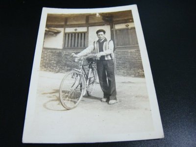 早期50年代~腳踏車(日本老房子)6.5X9 公分--黑白老照片一張