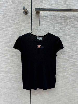 Chanel 香奈兒 T恤 上衣 撞色logo針織短袖！極簡主義百搭造型單品高級又時髦，
