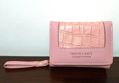 「全新現貨」粉紅色 粉色 三折短夾皮夾 鱷魚紋卡扣多卡位 拉鍊式零錢包 零錢袋 短款學生女生皮夾