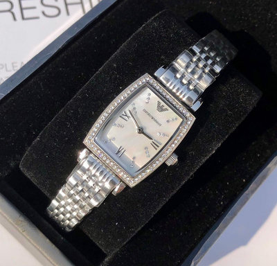 EMPORIO ARMANI Gianni T-Bar 水鑽圈 珍珠貝母長方型錶盤 銀色不鏽鋼錶帶 石英 女士手錶 AR11405