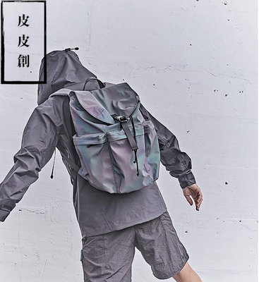 『皮皮創』原創設計手作獨特幻彩反光後背包。輕量戶外大容量休閒包 出差旅行簡約輕便雙肩背包 男女通用