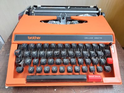 ==尋古驛棧==普普風=早期 日本製 brother 兄弟牌 橙色 機械式 打字機  老件收藏 陳列古道具