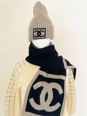 Chanel雙面雙色圍巾含毛帽一組不拆售、限量訂購商品。狀況如照片9.5成新錯過沒有～最後一組。⛔️已被訂購⛔️請勿下標謝謝