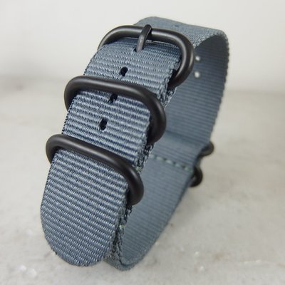 【錶帶家】『精選』灰藍色 NATO 軍事風格 PVD 粗黑環長條尼龍錶帶帆布錶帶帆布帶20mm 22mm 24mm