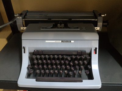 4999低價起標！！意大利產 Olivetti LINEA88古董打字機(工業風 普普風 太空風)