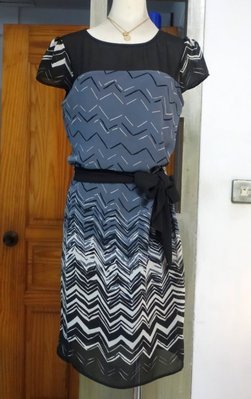 [Ｃ.M.平價精品館]M現貨特價/SONSY女裝精品專櫃 別緻顯瘦腰間綁帶抽象線條氣質洋裝