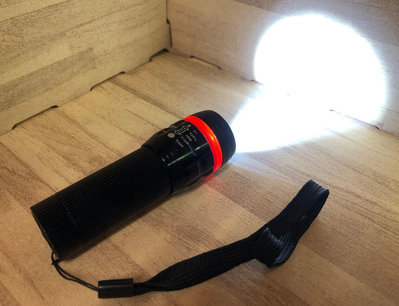 LED手電筒_黑色_使用3號電池3個(不含電池)