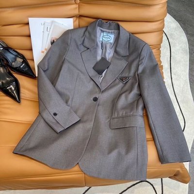 現貨-Prada 早春新款女士純色洋氣寬松西裝外套簡潔大氣的寬容版型三色簡約