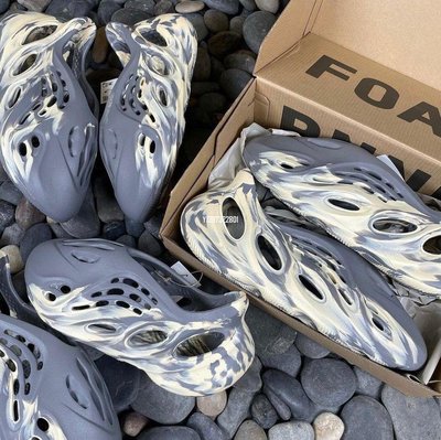 Adidas Yeezy Foam Runner 椰子洞洞鏤空拖鞋 灰黃色 GV7904