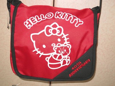 ///可愛娃娃///~正版HELLO KITTY凱蒂貓40週年後背包~書包~休閒包~可放平板---約25公分