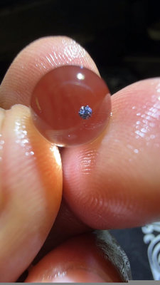 9mm天然藍鐵礦花水晶單珠，很老的品種包裹一顆鏡鐵礦花核心金