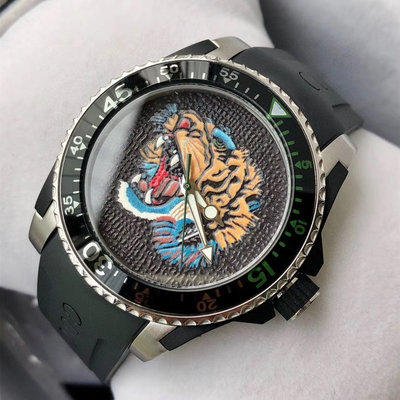 Gucci 中性潛水錶，品牌標誌性動物圖案錶盤 帥氣 率性
