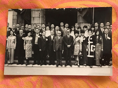 1970年代，嚴家淦總統與來台參加國慶大典的港澳演藝人員團體合照。有凌波、李麗華、歸亞蕾、金霏、李麗麗及其他美艷巨星多人。（存世孤品，極珍貴也）