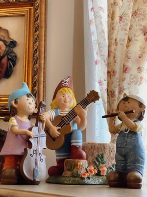 鄉村森林音樂分享會  音樂娃娃彈木吉他造型花盆 花器  園藝佈置【更美歐洲傢飾古董老件Amazing House】台南