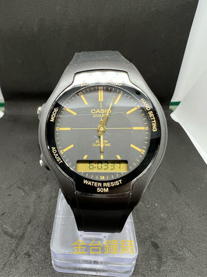 【金台鐘錶】CASIO卡西歐 經典圓形(中性風格)腕錶 復古懷舊風格 雙顯石英錶(黑面x金刻度) AW-90H-9E