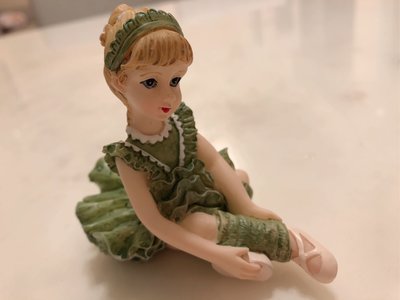 全新*來自歐洲的精緻手工 陶瓷芭蕾娃娃（綠色）芭蕾舞 芭蕾舞鞋 芭蕾舞衣 手工娃娃 瓷器娃娃 瓷娃娃 瓷器 生日禮物 女孩禮物 女寶禮物 女娃禮物 閨蜜禮物
