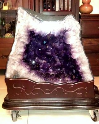 巴西瑪瑙邊紫晶洞-深紫超大結晶-晶體亮麗-重96.2kg