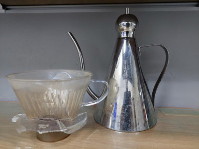 Junior 咖啡手沖壺 不鏽鋼材質 容量不詳 個人估計至少有700~800 C.C 用不到了 便宜賣出 買壺送4-7人份手沖咖啡濾杯