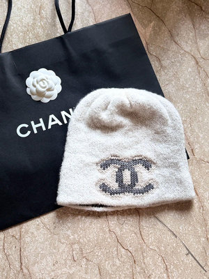 Chanel 全新 僅收藏  香奈兒 毛絨 可愛又質感  女款 小香灰白色 毛呢帽 毛帽 冷帽   ❤️ 甜 現貨 親拍 29900