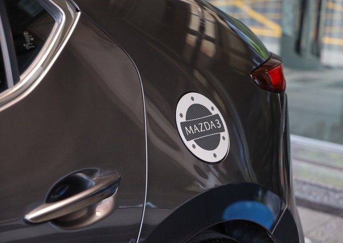 MAZDA馬自達四代【Mazda3油箱蓋類金屬卡夢貼】馬三 五門 油箱貼膜 油箱蓋裝飾贴 保護蓋裝飾貼 造型貼 改裝精品