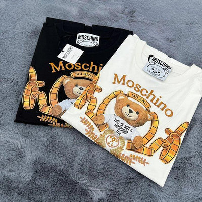 一帆百貨鋪「GIRLSHOW支線」Moschino mos 字母刺繡 麥穗印花小熊