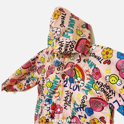 現貨 日本兒童中長款帶書包位柔軟輕女童寶寶小學生大童涂鴉花全身雨衣-誠信商鋪