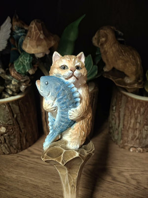 【現貨一個】天羽原創木雕作品，木雕貓筆，貓抱魚，喜歡木頭里取