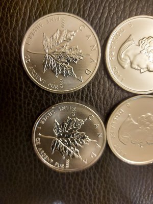 全新加拿大2011年楓葉銀幣【1盎司】純度9999共4枚/（4枚價）+加送4個透明保護殼，朋友託售不議價！