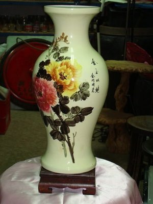 珍藏一隻漂亮的"金門陶瓷厰"所製作的牡丹花大花瓶(二)
