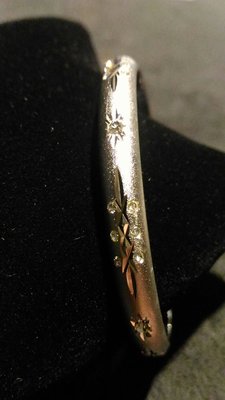 18KGP鍍金手環,內徑約5.5cm,寬度0.6cm,手環表面鑲嵌水晶鑽及蝕刻圖案圖案~#F