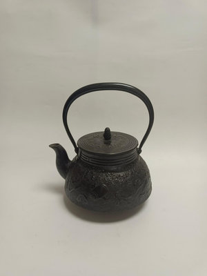 日本南部鐵壺  及川寬治作  器型厚重古樸  壺身壺蓋帶雕工