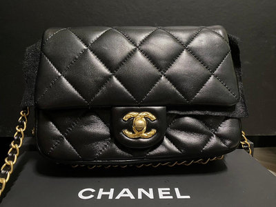 Chanel AS4263，皮穿鏈背帶穿過包包底部。