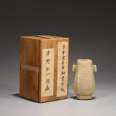 舊藏北宋哥窯米黃釉貫耳瓶尺寸：高13.5公分口徑5公分窯瓷粉彩瓷多 