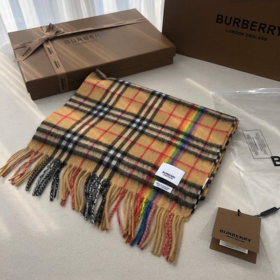 Burberry彩虹圍巾 全羊絨 專櫃的斷貨款 手感太好 彩虹太美 很多圍巾控忍不住又入手了～ 30*168cm