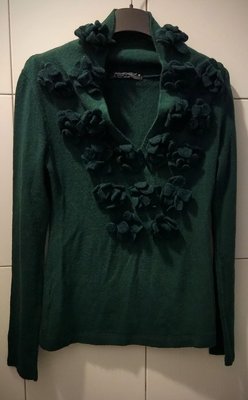 （冬出清）意大利 RINASCIMENTO 意大利製造，森林深綠色針織毛衣，V領立體花朵，尺寸M碼，有彈性 Fendi 夏姿 moncler 迪奧 LV 溫慶珠