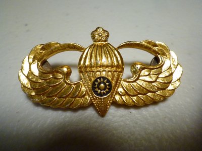 180314~早期~傘兵單位~軍官適用(本項目一律免運費~貴金屬)紀念章~胸章