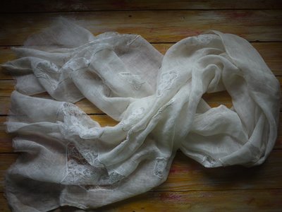 【天然麻紗蕾絲繡花圍巾披肩：浪漫簍空蕾絲款-純白乳白】100%印度高級亞麻 天然輕盈 簍空蕾絲款5色