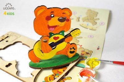 UGEARS 著色小熊熊 bear 泰迪熊  右爪可向上向下的刷動吉他。讓孩童能享受簡單的DIY組裝過程